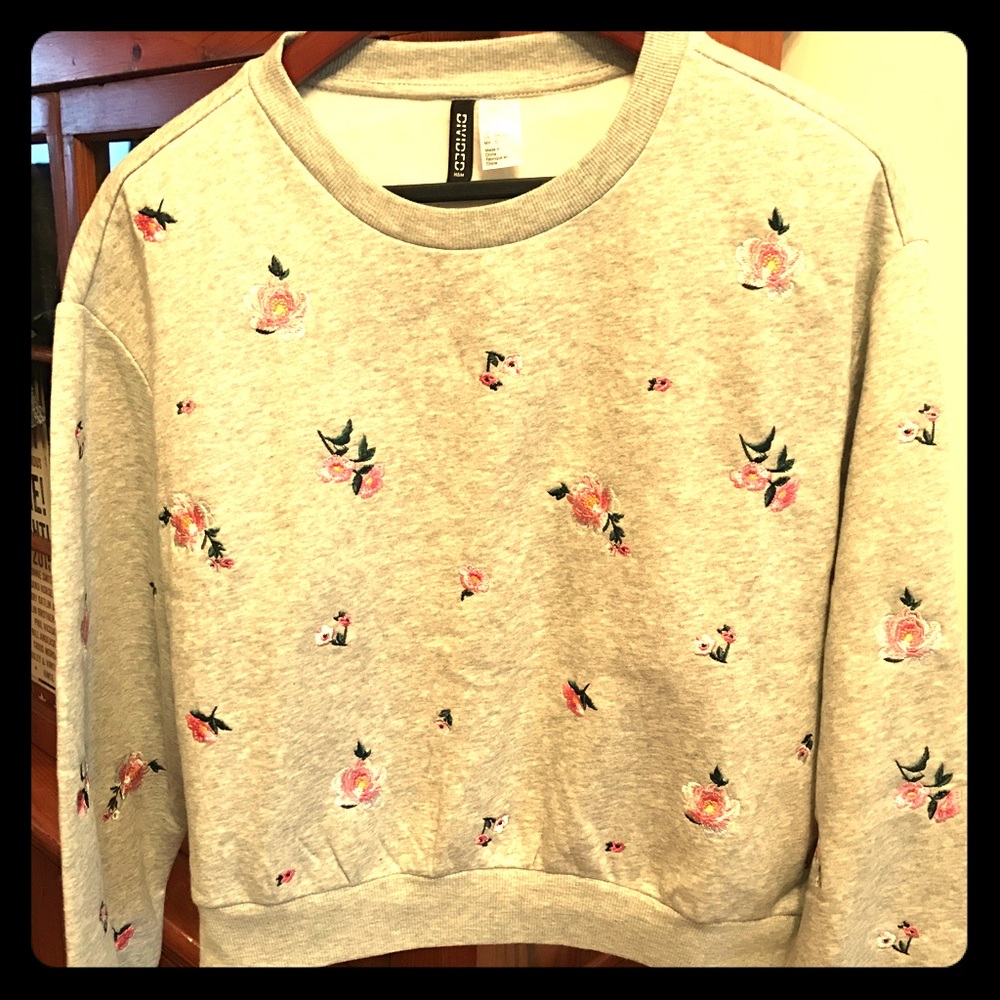 BRAND NEW!Beautiful rose crop sweatshirt!
